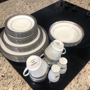 Noritake Crestwood Platinum